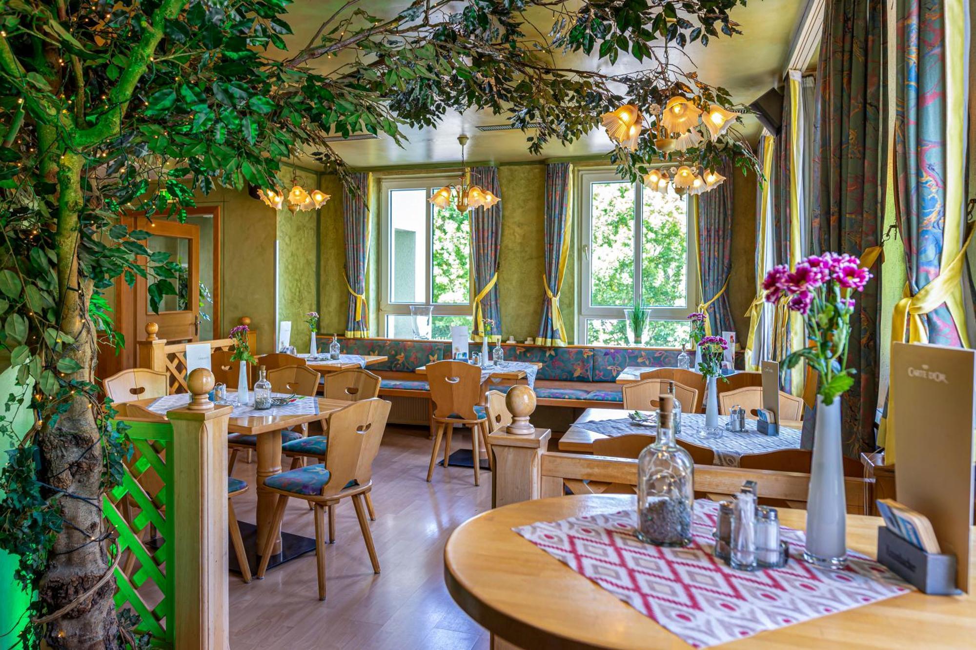 Landhotel Zum Niestetal エクステリア 写真