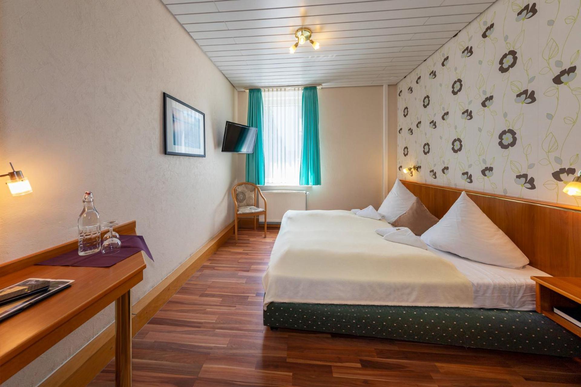Landhotel Zum Niestetal エクステリア 写真